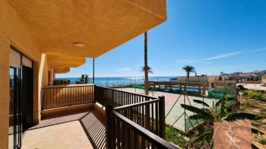 Zrekonstruovaný byt s panoramatickou terasou přímo u pláže v La Mata