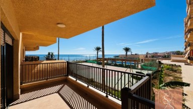 Zrekonstruovaný byt s panoramatickou terasou přímo u pláže v La Mata