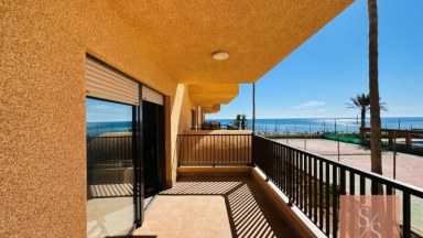 Zrekonstruovaný byt s panoramatickou terasou přímo u pláže v La Mata