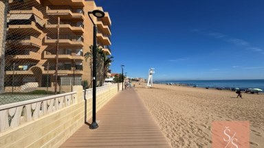 Zrekonstruovaný byt s panoramatickou terasou přímo u pláže v La Mata