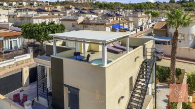 Moderní vila se soláriem a výhledem na hory v Ciudad Quesada