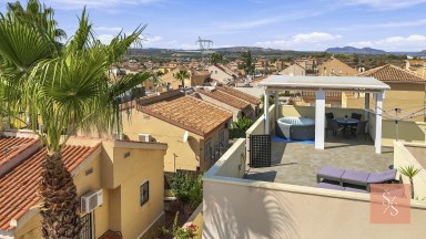 Moderní vila se soláriem a výhledem na hory v Ciudad Quesada