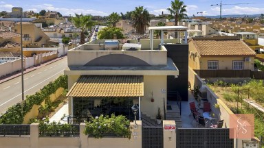 Moderní vila se soláriem a výhledem na hory v Ciudad Quesada