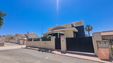 Moderní vila se soláriem a výhledem na hory v Ciudad Quesada
