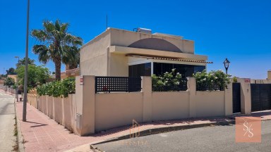 Moderní vila se soláriem a výhledem na hory v Ciudad Quesada