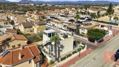 Moderní vila se soláriem a výhledem na hory v Ciudad Quesada