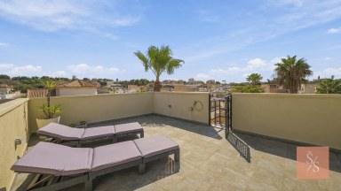 Moderní vila se soláriem a výhledem na hory v Ciudad Quesada
