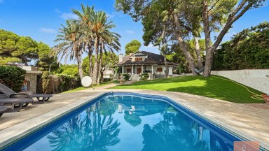 Vila v Dehesa de Campoamor s bazénem na pozemku 1 150 m²