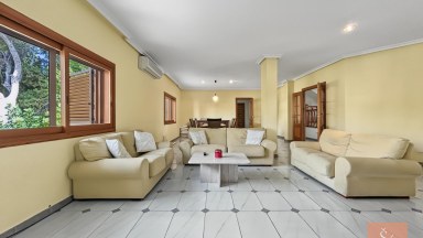 Vila v Dehesa de Campoamor s bazénem na pozemku 1 150 m²