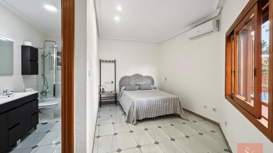 Vila v Dehesa de Campoamor s bazénem na pozemku 1 150 m²