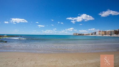 Apartmán s terasou a společným bazénem v Torrevieja