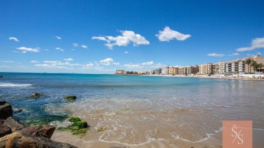 Apartmán s terasou a společným bazénem v Torrevieja