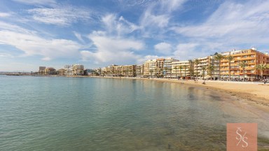 Apartmán s terasou a společným bazénem v Torrevieja
