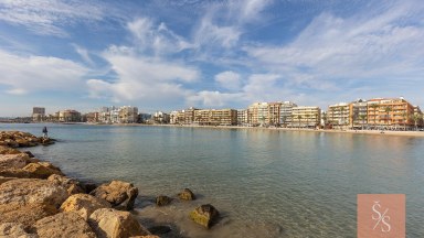 Apartmán s terasou a společným bazénem v Torrevieja