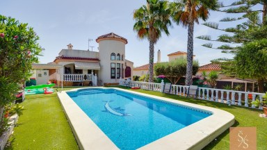 Samostatně stojící vila s vlastním bazénem na pozemku 502 m²