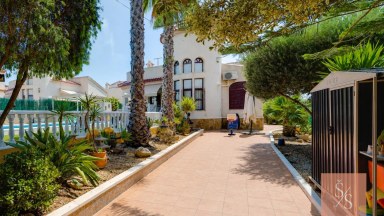 Samostatně stojící vila s vlastním bazénem na pozemku 502 m²