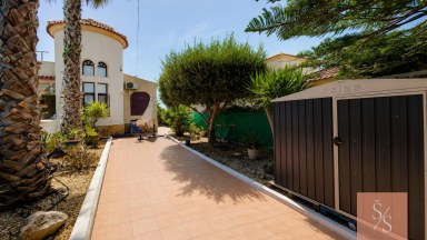 Samostatně stojící vila s vlastním bazénem na pozemku 502 m²