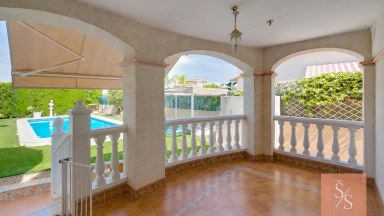 Samostatně stojící vila s vlastním bazénem na pozemku 502 m²
