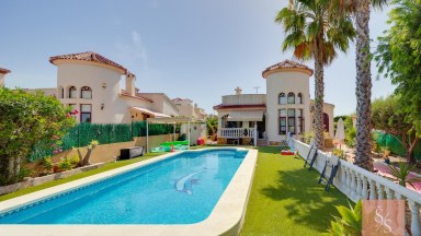 Samostatně stojící vila s vlastním bazénem na pozemku 502 m²