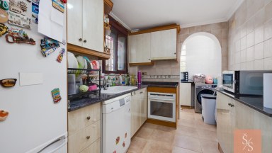Samostatně stojící vila s vlastním bazénem na pozemku 502 m²