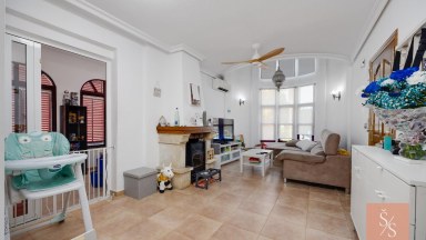 Samostatně stojící vila s vlastním bazénem na pozemku 502 m²