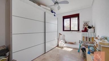Samostatně stojící vila s vlastním bazénem na pozemku 502 m²