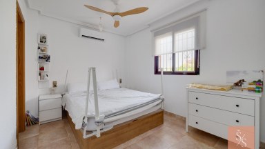 Samostatně stojící vila s vlastním bazénem na pozemku 502 m²