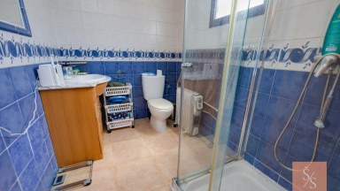 Samostatně stojící vila s vlastním bazénem na pozemku 502 m²