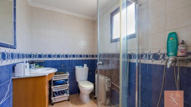 Samostatně stojící vila s vlastním bazénem na pozemku 502 m²