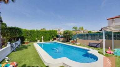 Samostatně stojící vila s vlastním bazénem na pozemku 502 m²