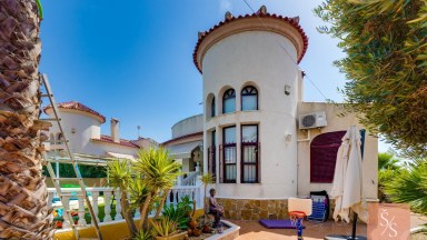 Samostatně stojící vila s vlastním bazénem na pozemku 502 m²