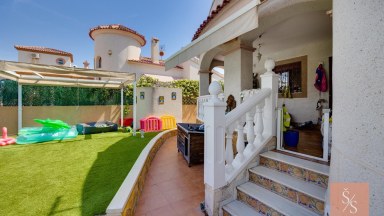 Samostatně stojící vila s vlastním bazénem na pozemku 502 m²