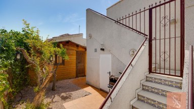 Samostatně stojící vila s vlastním bazénem na pozemku 502 m²