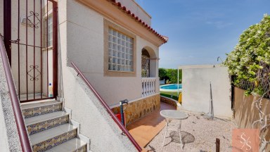Samostatně stojící vila s vlastním bazénem na pozemku 502 m²