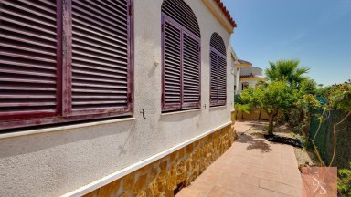 Samostatně stojící vila s vlastním bazénem na pozemku 502 m²