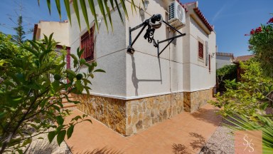Samostatně stojící vila s vlastním bazénem na pozemku 502 m²