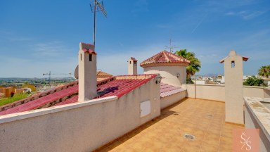 Samostatně stojící vila s vlastním bazénem na pozemku 502 m²