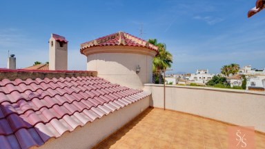 Samostatně stojící vila s vlastním bazénem na pozemku 502 m²