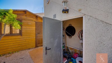 Samostatně stojící vila s vlastním bazénem na pozemku 502 m²