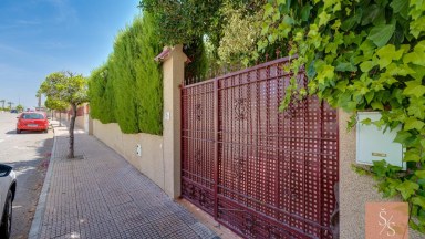 Samostatně stojící vila s vlastním bazénem na pozemku 502 m²