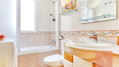Prostorný apartmán s turistickou licencí 700 metrů od pláže v Campoamor