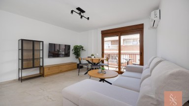 Kompletně zrekonstruovaný penthouse jen 40 metrů od pláže Playa del Acequión