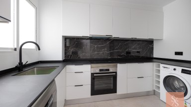 Kompletně zrekonstruovaný penthouse jen 40 metrů od pláže Playa del Acequión