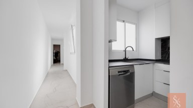Kompletně zrekonstruovaný penthouse jen 40 metrů od pláže Playa del Acequión