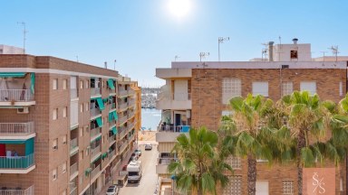 Kompletně zrekonstruovaný penthouse jen 40 metrů od pláže Playa del Acequión