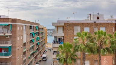 Kompletně zrekonstruovaný penthouse jen 40 metrů od pláže Playa del Acequión
