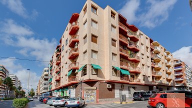 Kompletně zrekonstruovaný penthouse jen 40 metrů od pláže Playa del Acequión