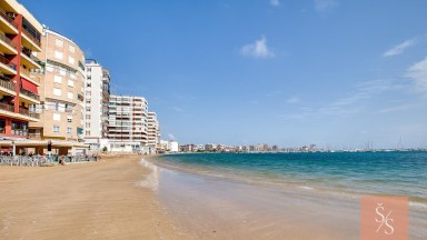 Kompletně zrekonstruovaný penthouse jen 40 metrů od pláže Playa del Acequión