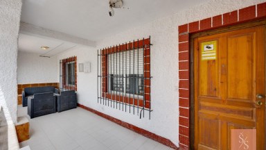Vila s velkým pozemkem a potenciálem rekonstrukce v Montezenia