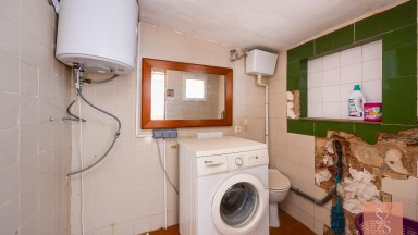 Vila s velkým pozemkem a potenciálem rekonstrukce v Montezenia